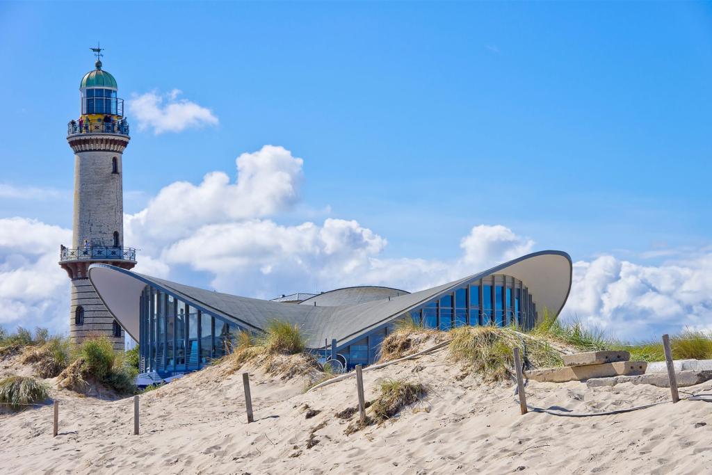 Teepott und Leuchtturm von Warnemünde