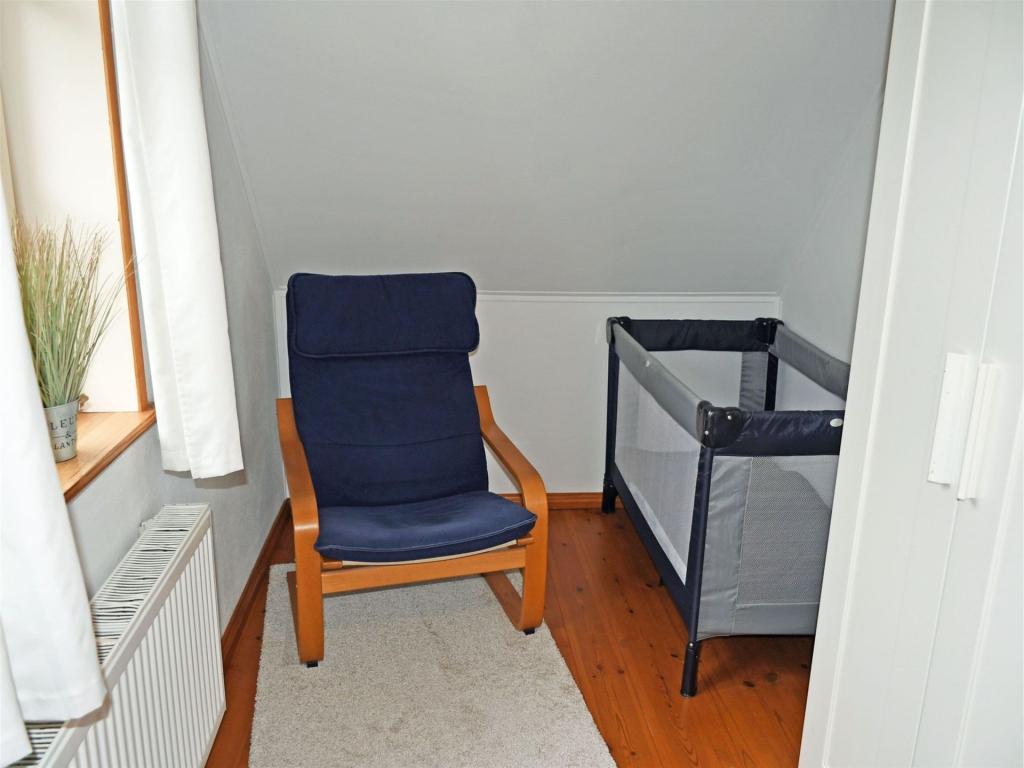 kleines Schlafzimmer mit Babybett